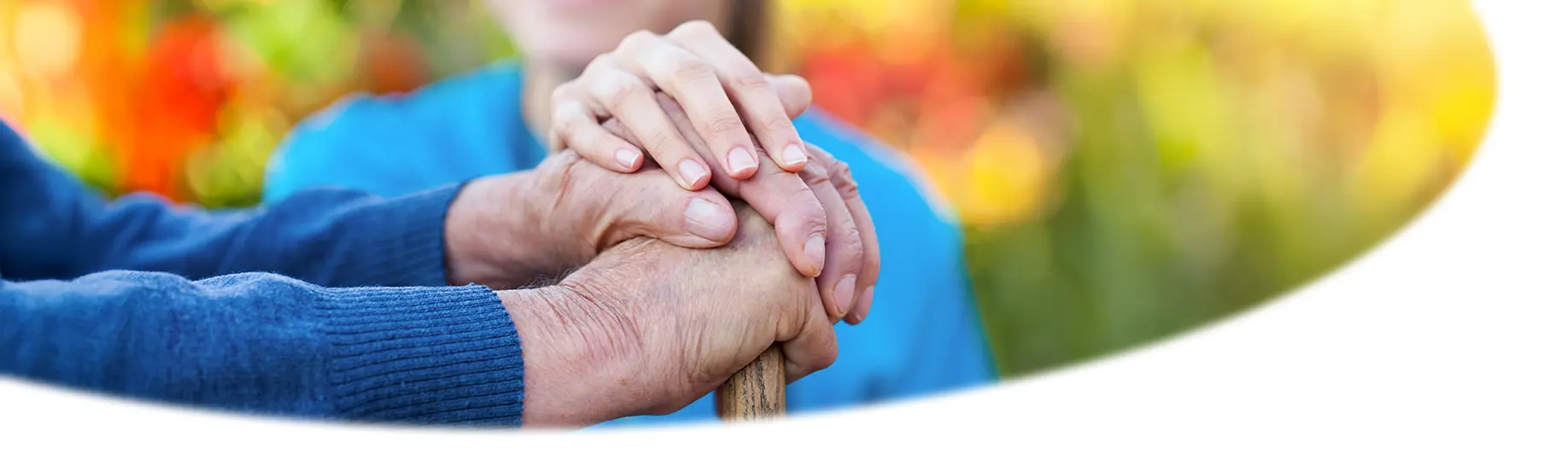 Impressum und Datenschutz Wohnpark Martins Höhe. Introbild zeigt eine junge und eine alte Hand, die aufeinander liegen.