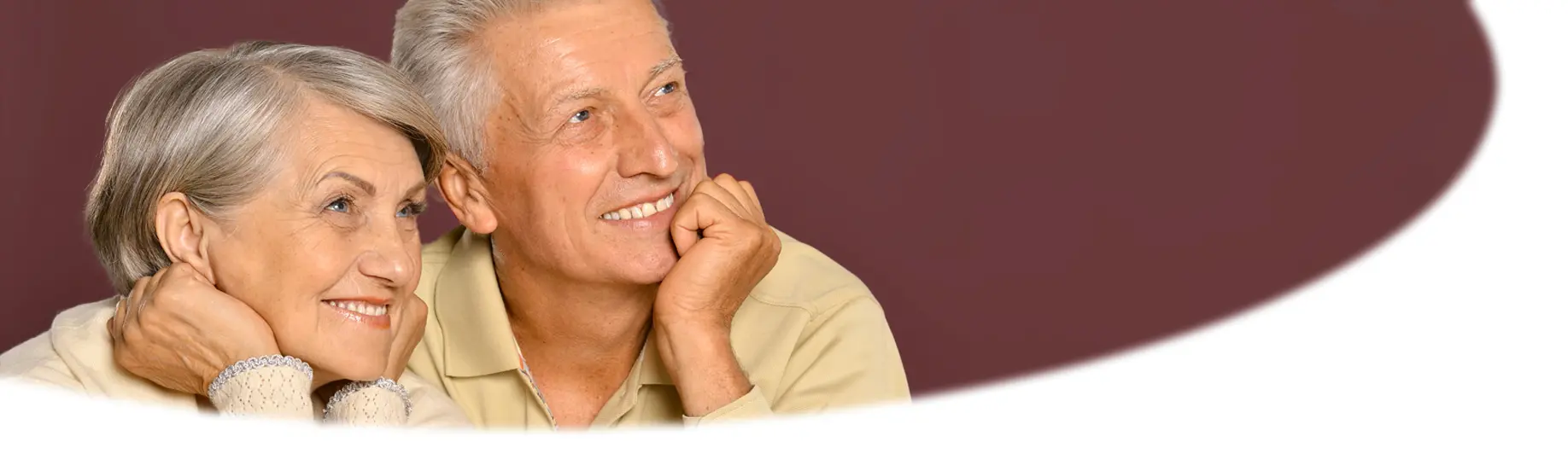 Unsere Philosophie: Ein Zuhause voller Lebensfreude. Introbild zeigt zwei glückliche und lächelnde Senioren.