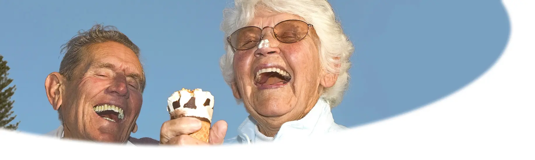 Wohnen im Wohnpark Martins Höhe. Introbild zeigt zwei lachende Senioren, die ein Eis essen.